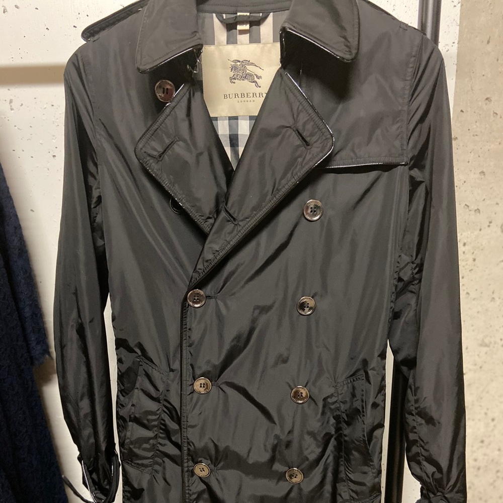 Burberry trench with patent leather piping. - Picture 2 of 7